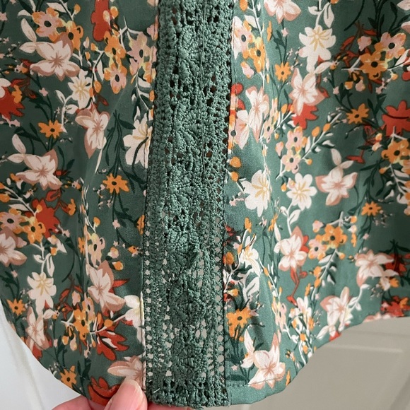 Shein V-Neck Floral Blouse, Size 6 - Picture 3 of 9